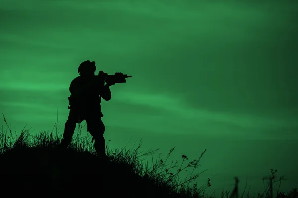 Silhouette eines Soldaten mit Gewehr — Stockfoto