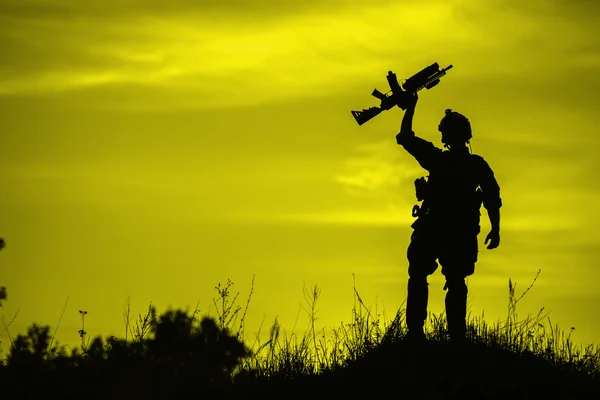 Silhouette of soldier with rifl — Stock Photo, Image