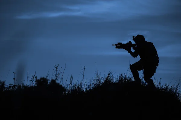 Силуэт солдата с винтовкой — стоковое фото