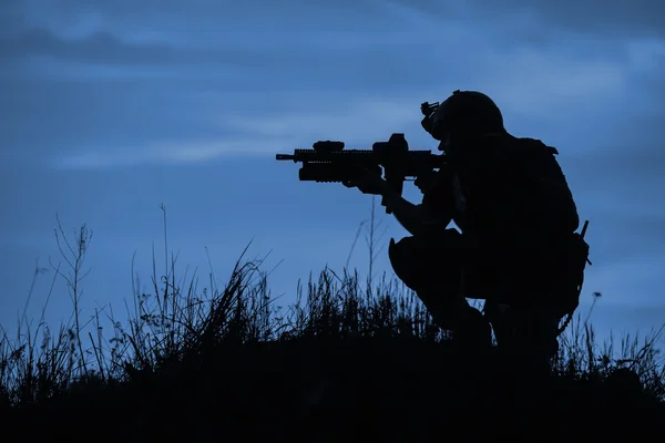 Silhouette of soldier with rifl — Stock Photo, Image