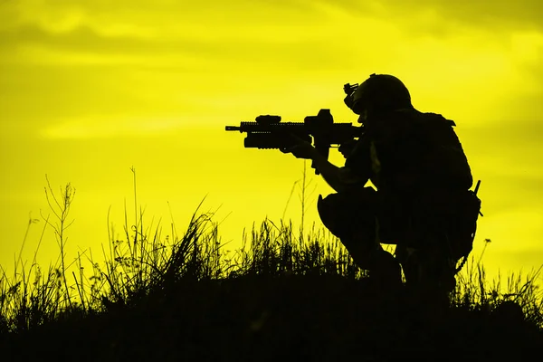 Silhouette of soldier with rifl — Stock Photo, Image