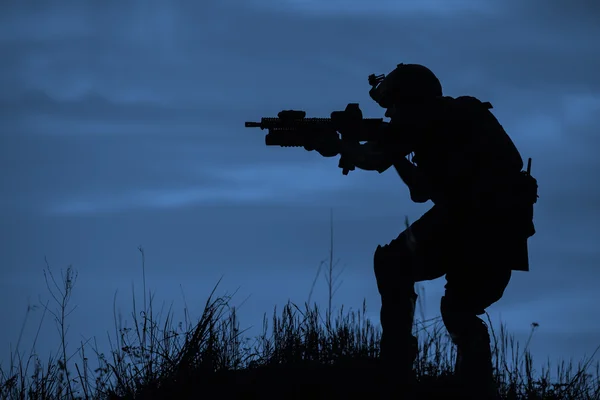 Silhouette eines Soldaten mit Gewehr — Stockfoto