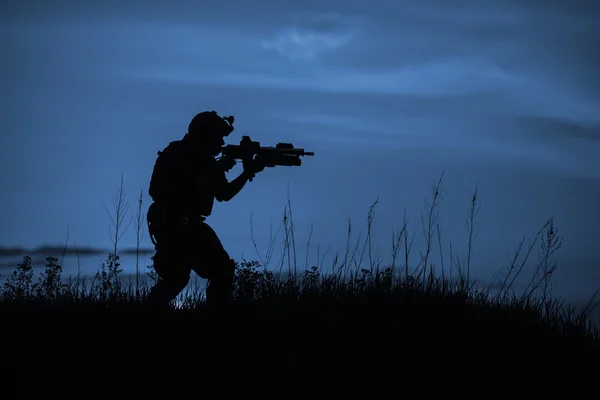 Silhouette di soldato con fucile — Foto Stock