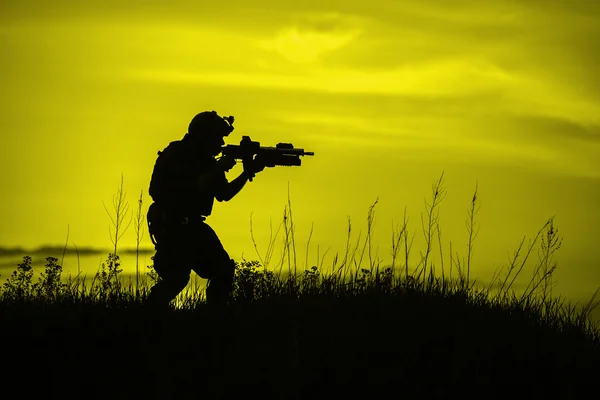 Silhouette of soldier with rifl — Stock Photo, Image