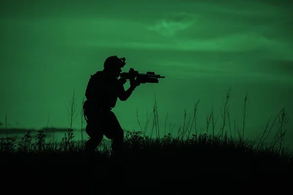 Silhouette of soldier with rifl — Stock Photo, Image