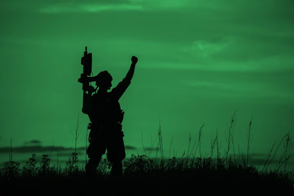 Silhouette of soldier with rifl — Stock Photo, Image