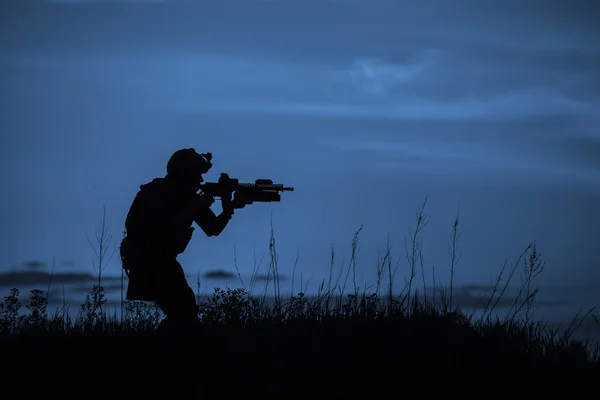 Silhouette eines Soldaten mit Gewehr — Stockfoto