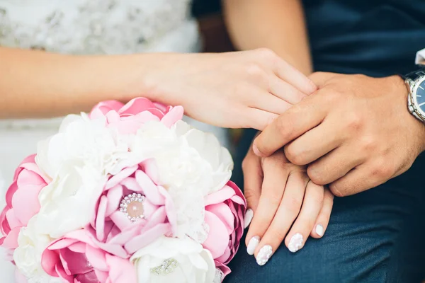Brud- och brudgummen håller varandra i handen. — Stockfoto