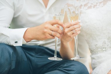 Gelin ve damat şampanya bardağı tutan