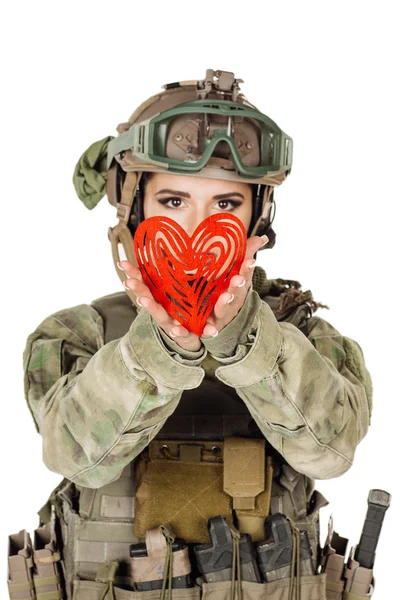 Bela Jovem Soldado Segurando Coração Vermelho Suas Mãos — Fotografia de Stock