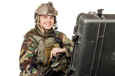 Genç ranger onarım düzeltme battlefie aracında tüfekle