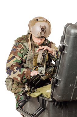 Genç ranger onarım düzeltme battlefie aracında tüfekle