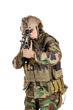 Beyaz arka plan bir makineli tüfek ile ayakta genç Korucu