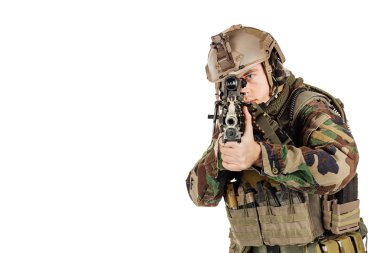 Beyaz arka plan bir makineli tüfek ile ayakta genç Korucu