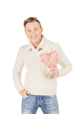 kırmızı bir kalp üzerinde beyaz bir ba izole elinde tutan genç adam