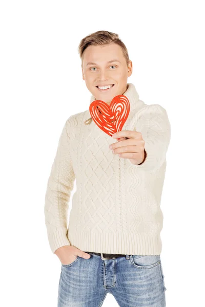 Joven sosteniendo un corazón rojo en su mano aislado en una ba blanca — Foto de Stock