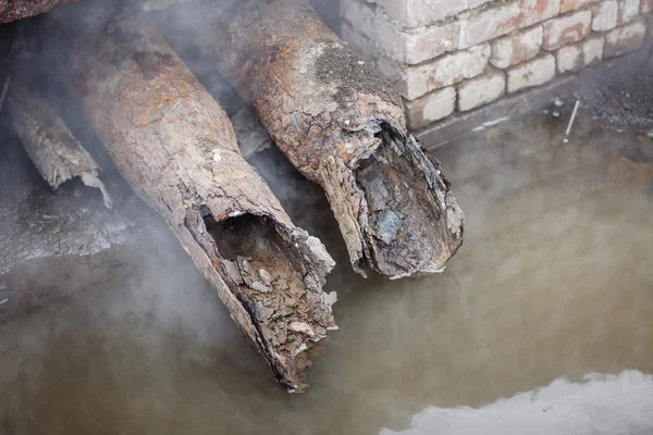 Reparação quebrado velhos tubos enferrujados do sistema de aquecimento — Fotografia de Stock