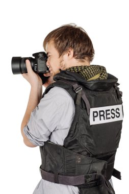 basın fotoğrafçısı koruyucu yelek giyer ve fotoğraflarla alır