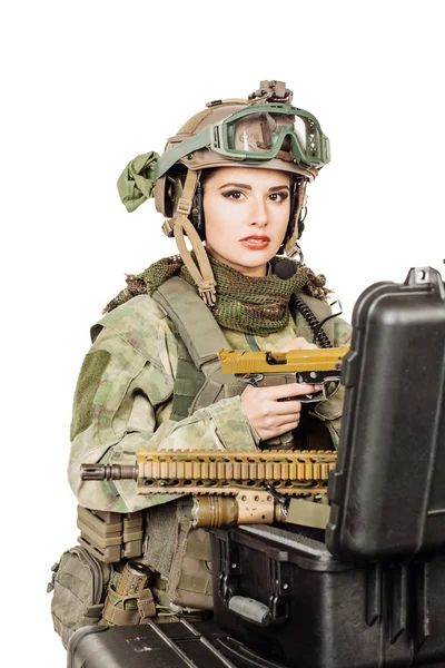 Reparação Ranger Mulher Corrigir Rifle Com Ferramenta Campo Batalha — Fotografia de Stock
