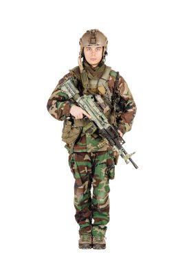 Ranger ormanlık kamuflaj ve modern makineli tüfek ayakta. Ben