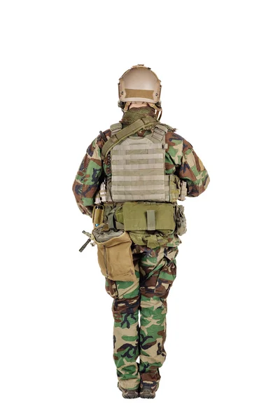 Ranger standing in woodland camouflage and modern machine gun. I — Stockfoto