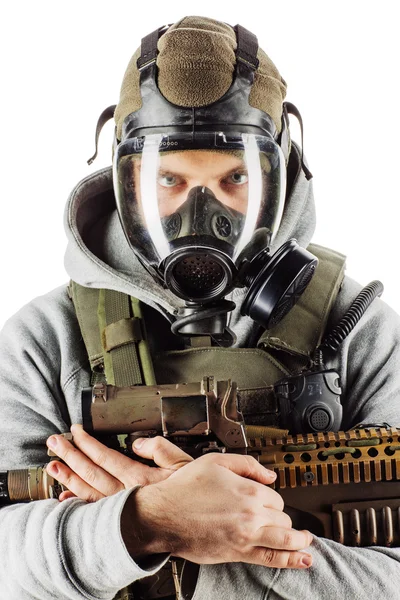 Бунтівник з газовою маскою і гвинтівками на білому тлі — стокове фото