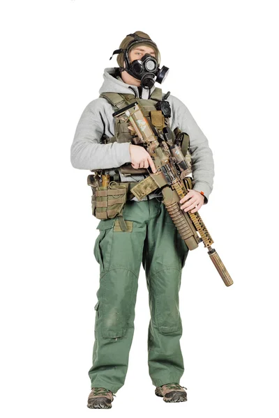 Бунтівник з газовою маскою і гвинтівками на білому тлі — стокове фото