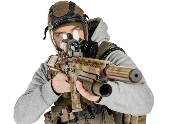 Rebell mit Gasmaske und Gewehren vor weißem Hintergrund — Stockfoto