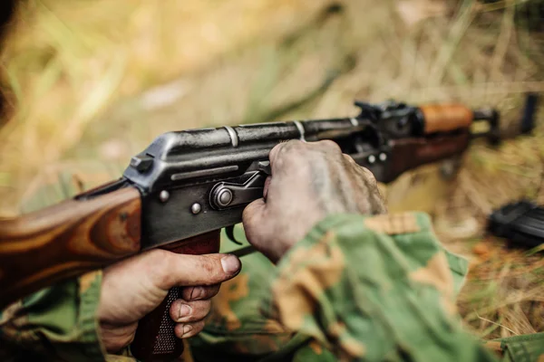 Soldado con guantes de asalto rifl automático — Foto de Stock