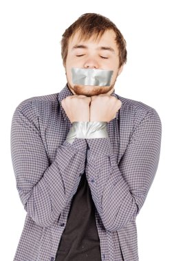 ağız maskeleme bandı ile kaplı olan adam