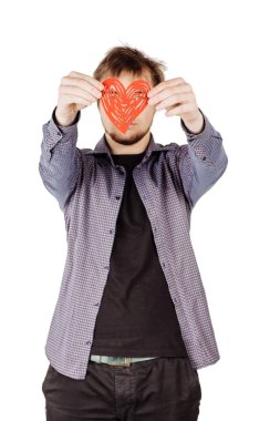 kırmızı bir kalp üzerinde beyaz bir backgrou izole elinde tutan adam