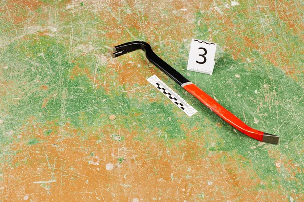 Crowbar lying on the floor. crime scene — Stock Photo, Image