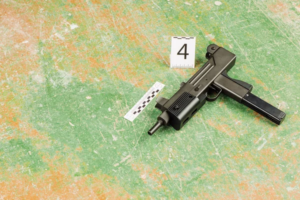 Вбивчий пістолет лежить на підлозі. місце злочину — стокове фото