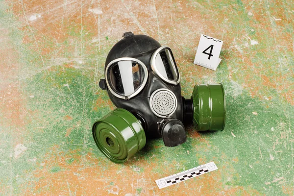 Gas mask lying on the floor. crime scene — Stock Photo, Image