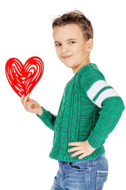 Elinde beyaz izole kırmızı bir kalp tutan boy gülümseyerek