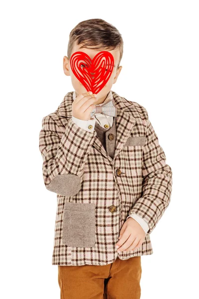 Uśmiechnięty chłopiec trzymając rękę na białym tle czerwone serce — Zdjęcie stockowe