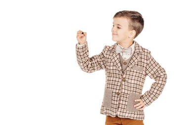 Portre sevimli genç mutlu çocuk üzerinde izole kamera bakıyor 