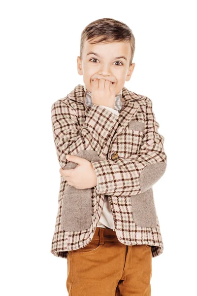 Retrato adorable joven feliz chico mirando cámara aislada en — Foto de Stock
