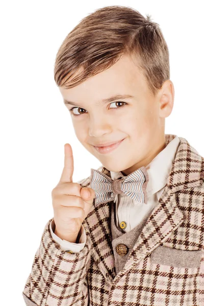 Retrato adorável jovem feliz menino olhando para câmera isolado no — Fotografia de Stock