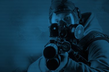 gaz maskesi ve tüfekler beyaz bir arka plan ile isyancı