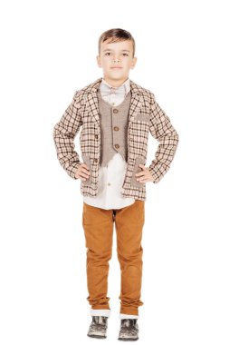 Portre sevimli genç mutlu çocuk üzerinde izole kamera bakıyor 