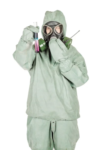 Homem com máscara protetora e roupas protetoras examina uma amostra de água — Fotografia de Stock