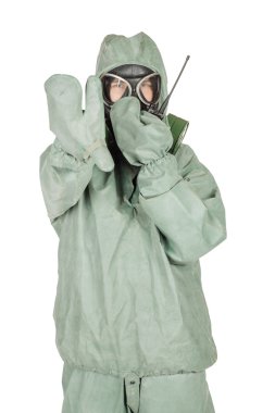 Adam ile koruyucu maske ve koruyucu giysiler tutan bir radyo istasyonu