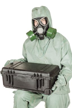 Adam ile koruyucu maske ve koruyucu giysiler hazırlar işleri için donatım.