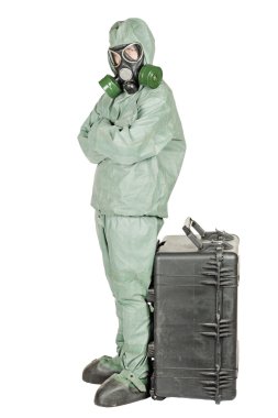 Adam ile koruyucu maske ve koruyucu giysiler hazırlar işleri için donatım.