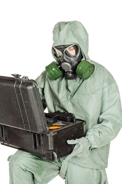 Homme avec masque de protection et vêtements de protection prépare l'équipement pour le travail . — Photo