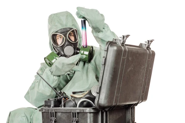 Man met beschermend masker en beschermende kleding bereidt apparatuur voor werk — Stockfoto