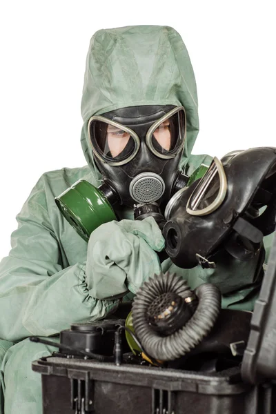 Hombre con máscara protectora y ropa protectora prepara equipo para el trabajo . —  Fotos de Stock