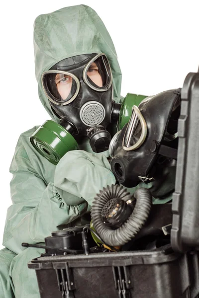 Homme avec masque de protection et vêtements de protection prépare l'équipement pour le travail — Photo