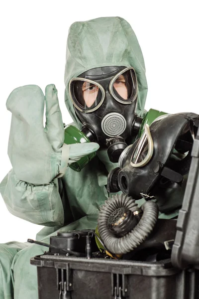Hombre con máscara protectora y ropa protectora prepara equipo para el trabajo —  Fotos de Stock